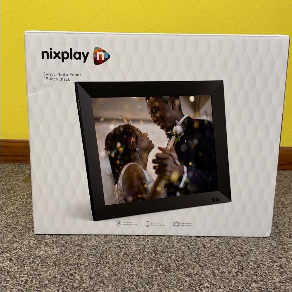 Nixplay 15" Smart Digital Photo Frame - Picture 10 of 11